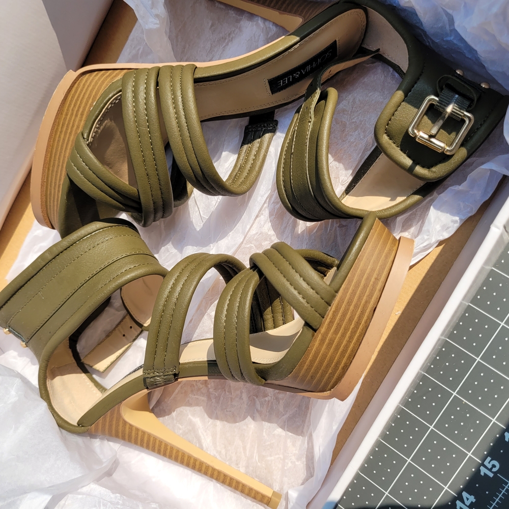 Sophia & Lee Olive Heeled Shoes with Interlaced Straps - Picture 6 of 11